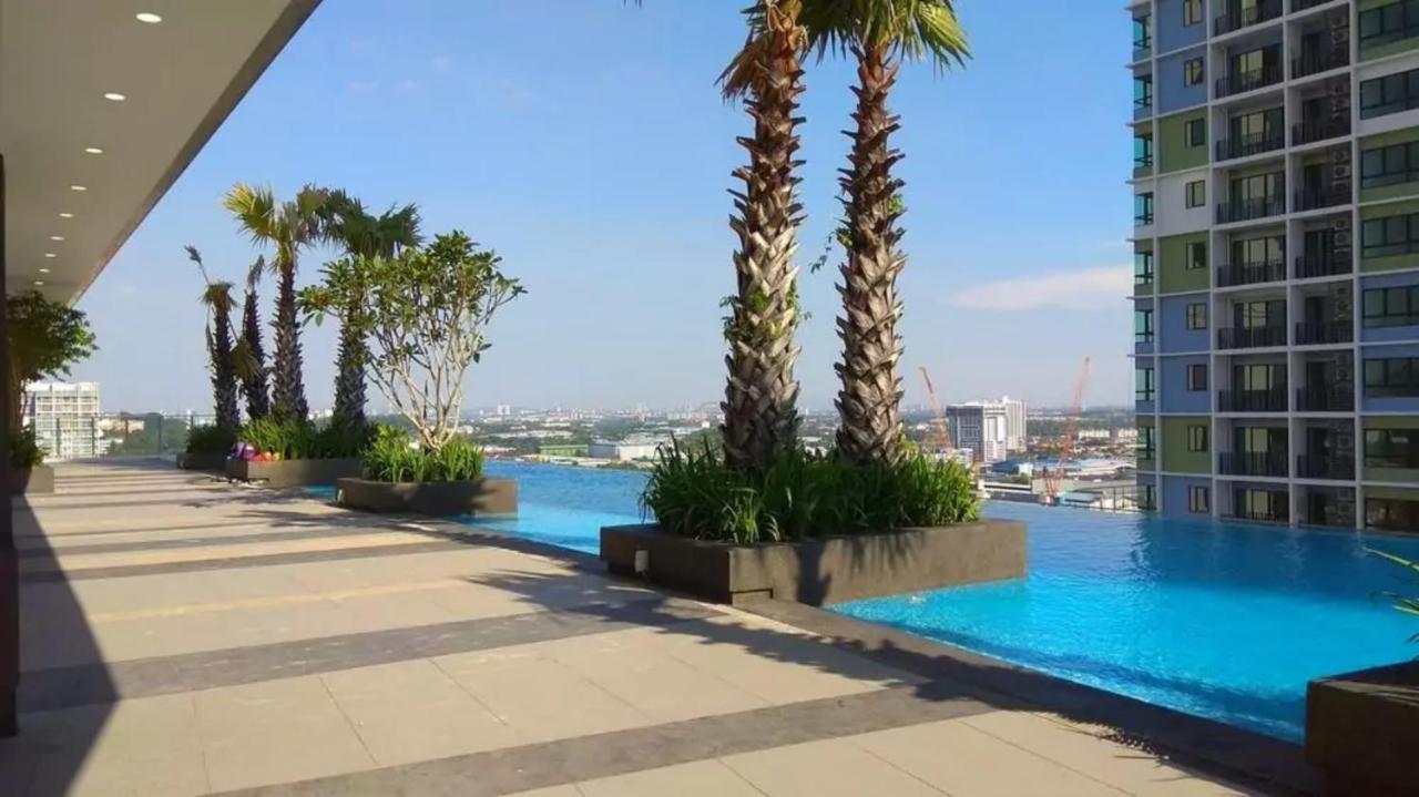 Sinar Rasa Homestay At I-Soho, I-City Шах Алам Екстериор снимка Infinity pool at the 33rd floor of The Panorama