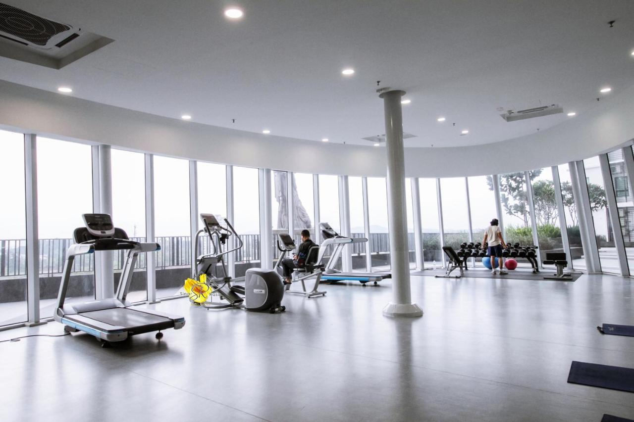 Sinar Rasa Homestay At I-Soho, I-City Шах Алам Екстериор снимка The gym at the 101 building