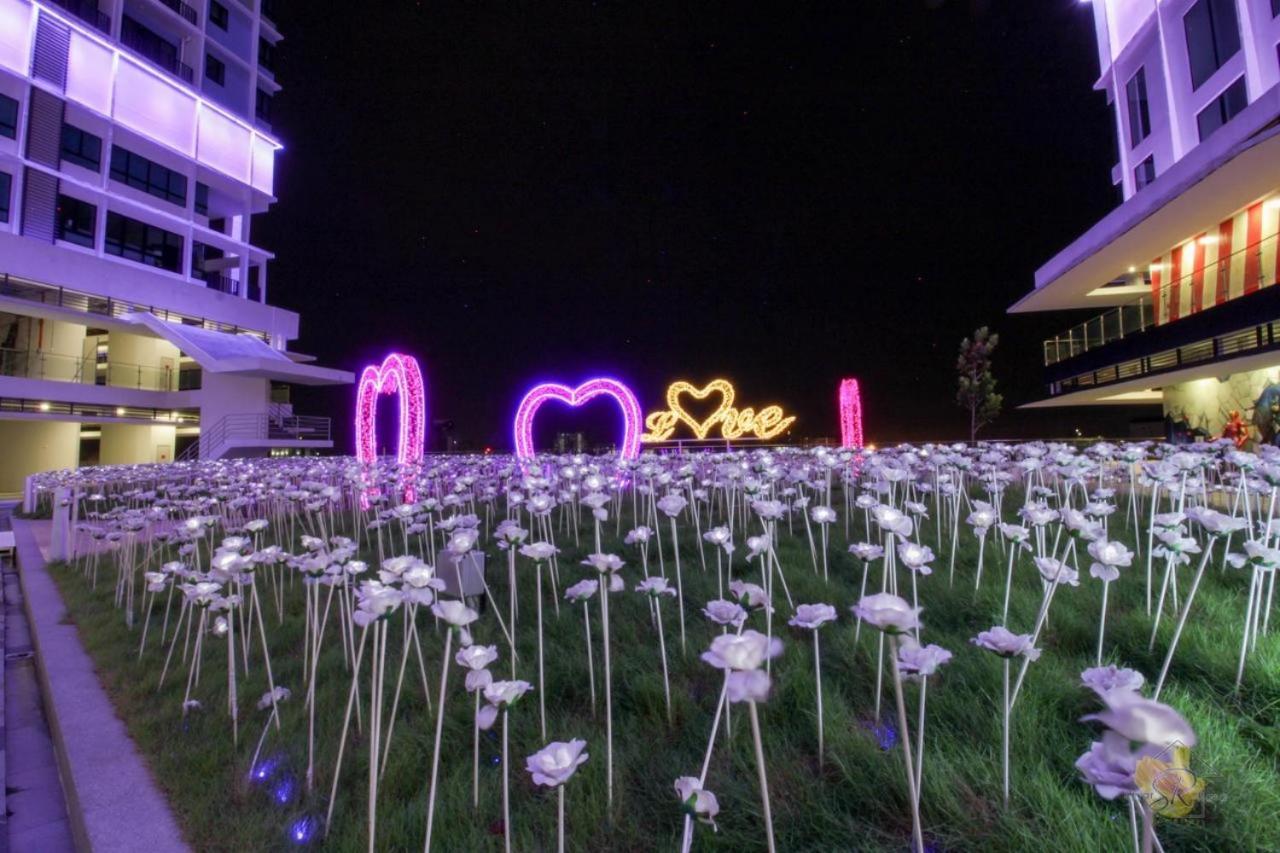 Sinar Rasa Homestay At I-Soho, I-City Шах Алам Екстериор снимка The field of roses at the park